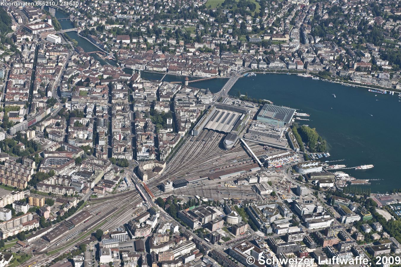 Bahnhof, östlich davon Universität und KKL; Kapellbrücke mit Altstadt; am linken Reuss-Ufer: Jesuitenkirche (Position; 2'665'836.36, 1'211'425.72); linke Bildecke oben: Beginn des 'BaBel'-Quartiers.